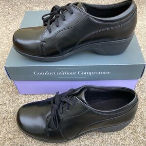 NWOT Aravon Hanover Lace Heel Size 10D